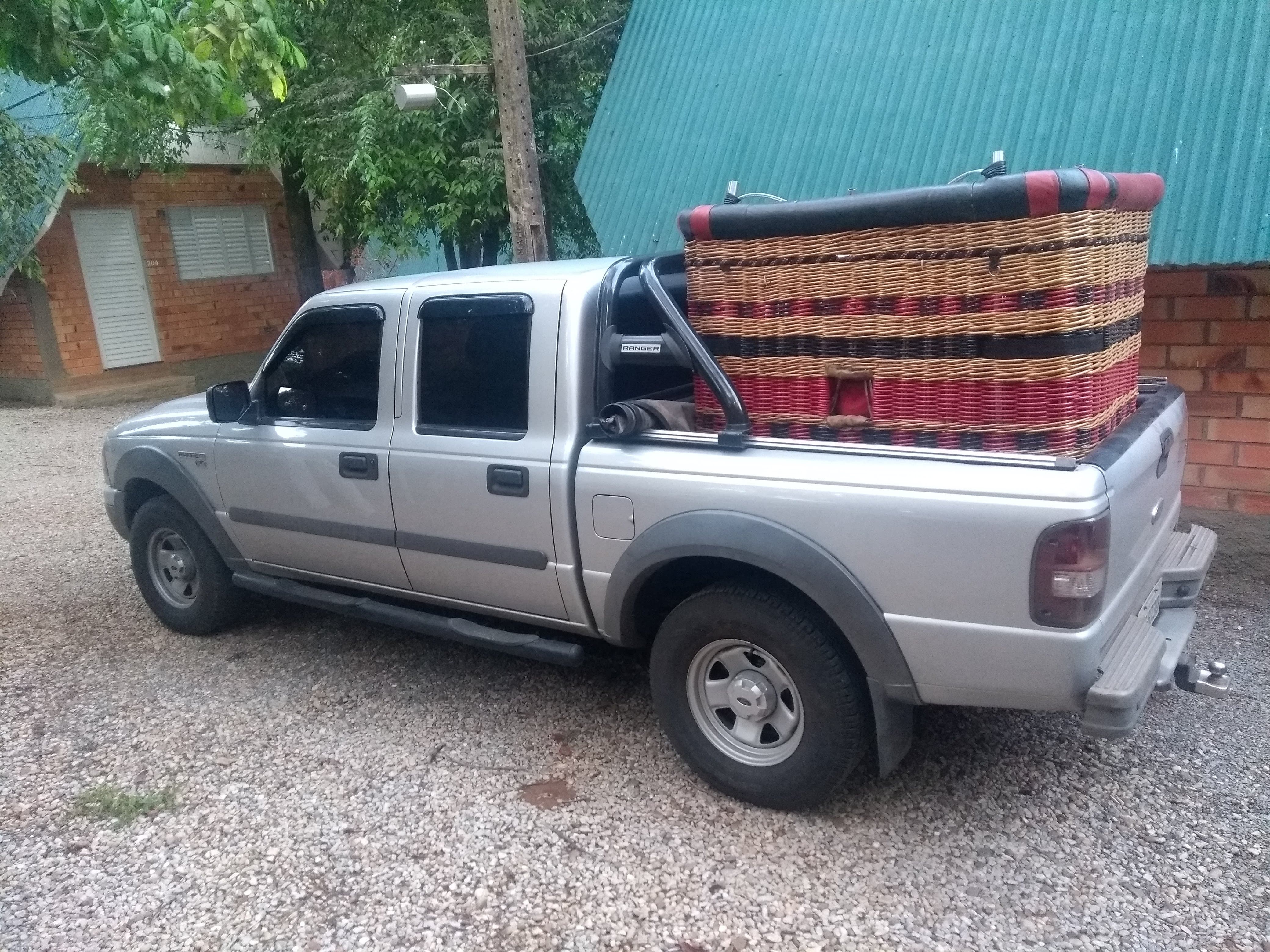 Ford Ranger XL usada por empresa de balonismo em Boituva